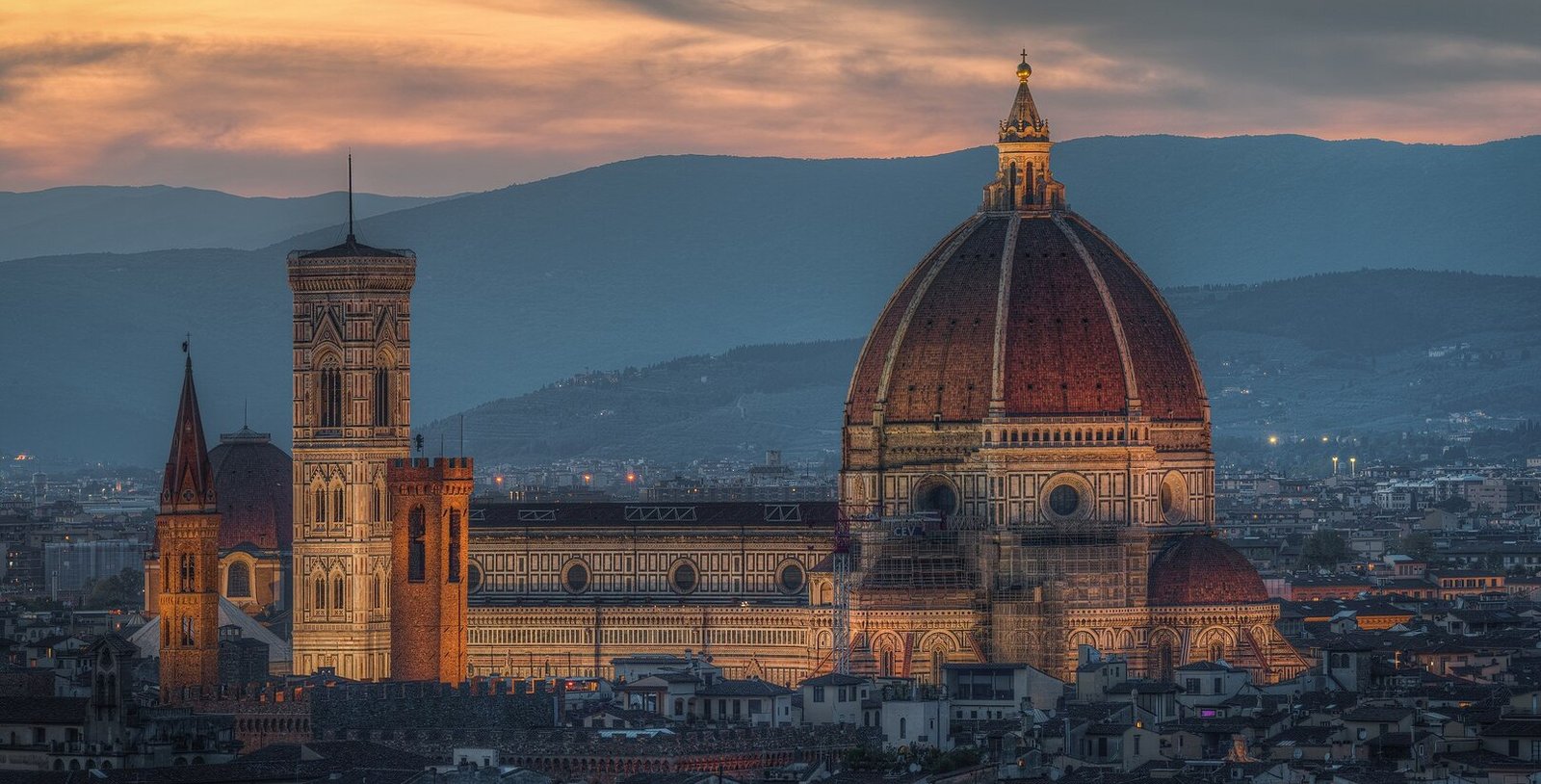 Firenze, Cattedrale di Santa Maria del Fiore illuminata al crepuscolo