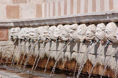 Particolare della&nbsp;fontana delle 99 cannelle