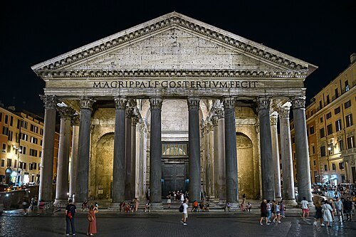 Roma, Pantheon di notte magistralmente illuminato