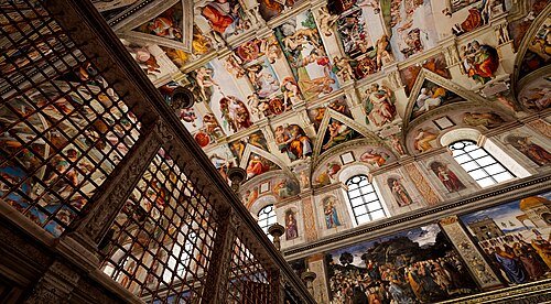 Guardando in alto verso il soffitto della Cappella Sistina dalla transenna