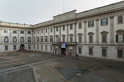 Milano, veduta di tre quarti del Palazzo Reale di Milano
