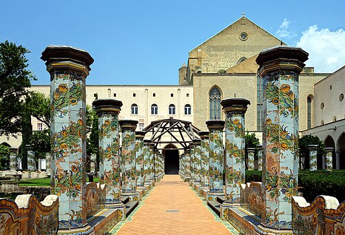 Napoli, vista del monastero e della basilica dal Chiostro Maiolicato di Santa Chiara