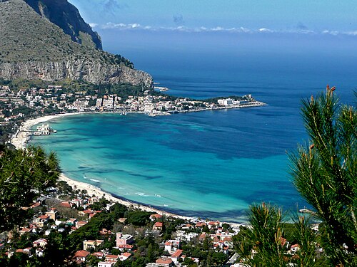 Palermo, baia di Mondello, tra mare e cielo