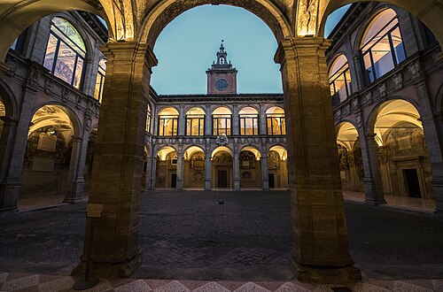 Cortile interno dell'Archiginnasio di Bologna