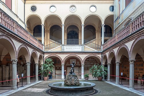 Bologna, chiostro esterno del Museo Civico Archeologico